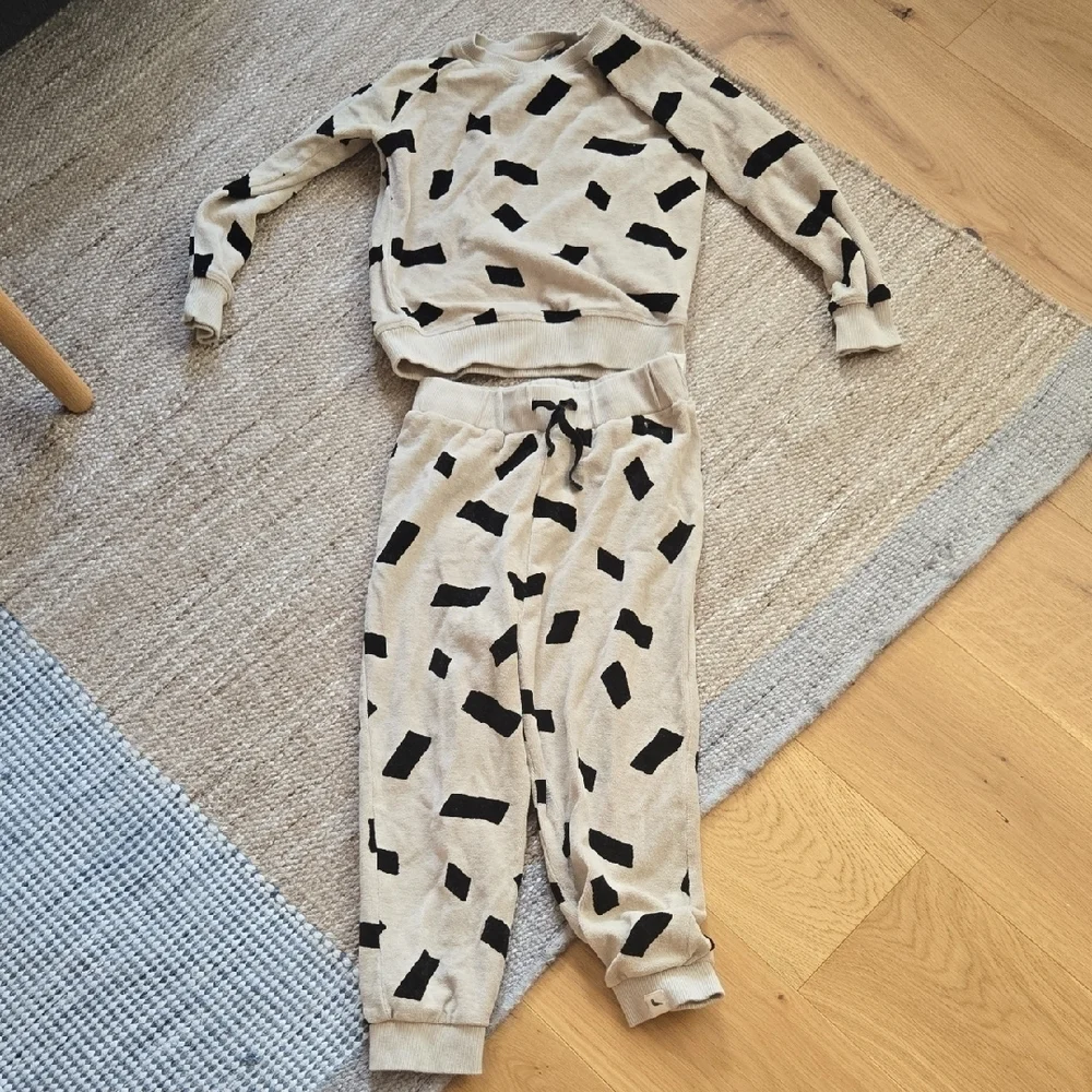Turtledove London Cream and Black Kids Sweater and Pants Set, 6/7, VGUC, Unisex